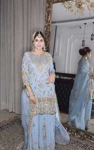 Ensemble Sharara élégant en Faux Georgette lourdement brodé avec Dupatta en Soie Organza, Tenue de Mariage Indienne et Pakistanaise, Paillettes, Perles et Dentelle - Product Image 5