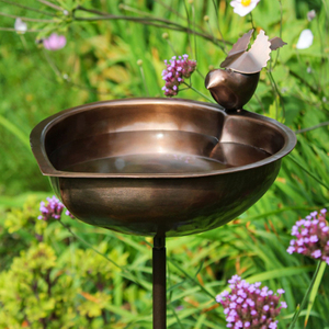 Bain d'oiseaux en forme de cœur avec piquet en cuivre antique et piquet en fer noir - Product Image 3