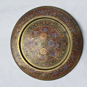 Plateau rond en laiton peint à la main avec motifs floraux multicolores en émail – Plaque métallique indo-persane artisanale - Product Image 2