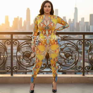 Conjunto Deportivo de 2 Piezas para Mujer con Estampado de Piel de Serpiente Amarilla, Top Sublimado con Cierre y Leggings de Cintura Alta a Juego, Estilo Pitón - Product Image 1