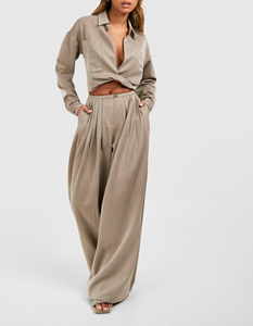 Ensemble de survêtement décontracté pour femme, extensible, respirant, écologique, avec pantalon cargo taille mi-haute et poches, et chemise - Product Image 1