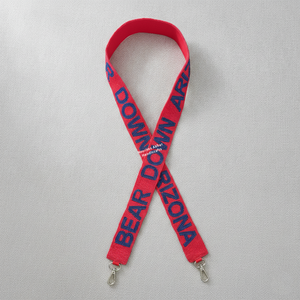 สายสะพายไหล่ผ้าแคนวาสโพลีเอสเตอร์ปักลายสีแดง Bear Down Arizona พร้อมอะไหล่โลหะสีทอง ถอดออกได้ ใช้เป็นอุปกรณ์เสริมกระเป๋าถือ - Product Image 1