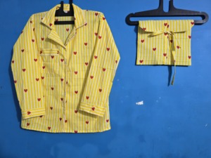 Ensemble de pyjama pour femmes, imprimé cœur jaune, rayé, 100% coton biologique respirant, chemise à boutons et pantalon à taille élastique, vêtements de nuit uniquement - Product Image 5