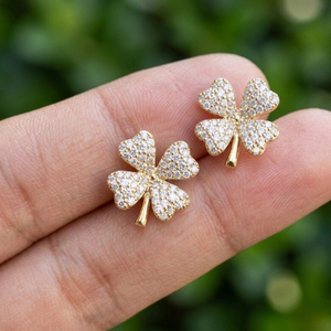 Exclusivos Pendientes de Diamantes Naturales de 0.50 CTW con Diseño de Trébol, Amuleto de la Suerte en Oro con Diamantes Pavé y Diseño Floral - Product Image 3