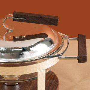 Plat à chafing rectangulaire en acier inoxydable martelé avec base et poignées en bois, chauffe-plats professionnel pour buffets et traiteurs hôteliers - Product Image 5