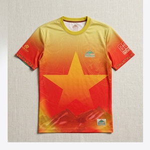 เสื้อยืดวิ่งแขนสั้น OEM พิมพ์ลายด้านหน้า โลโก้สั่งทำ แห้งเร็ว ผลิตจากโพลีเอสเตอร์ สำหรับการฝึกซ้อม - Product Image 3