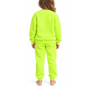 Ensemble de survêtement pour enfants vert néon avec motif floral et visage souriant, décoration de fleurs roses et blanches, ensemble décontracté deux pièces - Product Image 1
