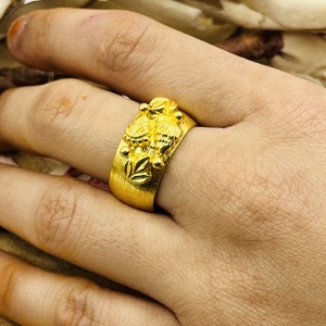 Bague florale au design tendance, style bohème, en laiton plaqué or 18 carats, motif fleur et feuille texturé, bijou statement pour femme, vente en gros/OEM/ODM - Product Image 1