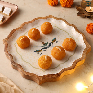 Plateau en bois décoratif artisanal avec bords festonnés, parfait pour servir des bonbons et des collations pendant les festivals ou les occasions de cadeaux - Product Image 2