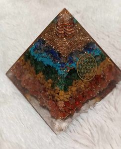 Belle Sept Chakra Orgone Pyramides En Gros Cristal Naturel Puces Colorées Pierre Sept Chakra Pyramides De Guérison - Product Image 4