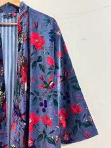 Bata Kimono de Terciopelo Hecha a Mano: Chaqueta Boho con Estampado Floral - Product Image 3