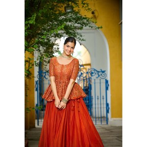 Conjunto Lehenga Choli de Diseño Artesanal, Corte en A, con Bordado Floral y Lentejuelas en la Cintura Imperio - Product Image 5