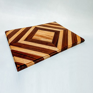 Planche à découper en bois bicolore exquise, avec des motifs géométriques et des rayures en chevron contrastées pour couper les légumes - Product Image 6