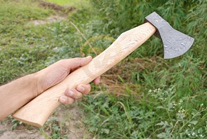 Hache de camping artisanale en acier Damas avec manche en bois de frêne et étui en cuir, hache de survie Tomahawk, OEM ODM, vente en gros - Product Image 2