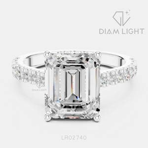 Bague de fiançailles de luxe en or blanc 14 carats avec diamant de laboratoire certifié IGI 5,20 carats, taille émeraude, F+ VS+, pavé - Product Image 1
