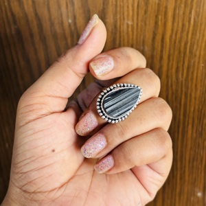 Bague en argent plaqué 925 de qualité supérieure avec tourmaline noire brute en forme de poire, pierre précieuse, cristal brut, bijou de guérison pour femme - Product Image 3