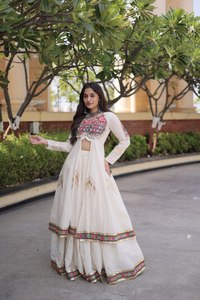Lehenga festif en coton Kora brodé avec travail de miroirs Gamthi, Gota Patti et shrug de créateur - Product Image 6