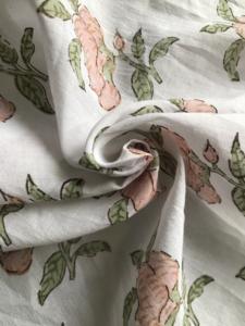 Tela 100% algodón estampada a mano con diseño floral Buti beige sobre base blanca |   Venta al por Mayor en Jaipur - Product Image 3