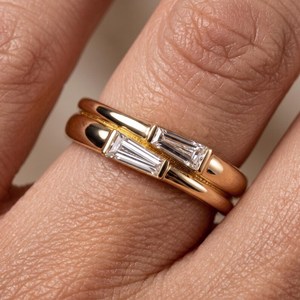 Bague empilable unisexe en or massif 14 carats avec diamants taille baguette conique de 0,25 carat chacun, cultivés en laboratoire, idéale pour les fêtes, les propositions et comme cadeau pour elle. - Product Image 1