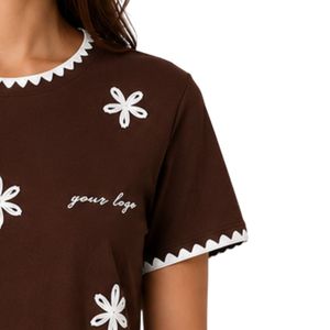 Camiseta de Mujer Color Chocolate con Bordado Floral, Ribete Blanco en Contraste, Cuello Redondo, Manga Corta, Estilo Casual, Personalizable OEM - Product Image 4