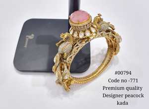 กำไลข้อมือดีไซน์เนอร์ 00794 รุ่น Peacock Kada ชุบทอง ประดับพลอยสีม่วงรูปไข่ ดีไซน์เพชร CZ เหมือนเพชรแท้ เครื่องประดับแฟชั่นสำหรับผู้หญิง - Product Image 4