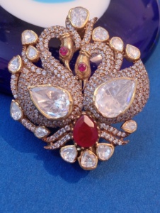 Broche Paon Vintage en Argent 925 Doré, Bijoux Amaira, Cristaux Taillés Poire, Strass, Pierre Centrale Rouge, Design Animal, Unisexe - Product Image 4