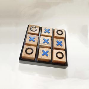Jeu de Tic Tac Toe en bois fait main avec des pions X bleus et O noirs, jeu de société moderne pour la décoration de la maison et du bureau - Product Image 5