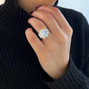 Anillo de Diamante Cultivado en Laboratorio con Corte Esmeralda de 12 Quilates, Certificado por IGI, Anillo de Compromiso Trilogía de Tres Piedras en Oro de 18k - Product Image 4