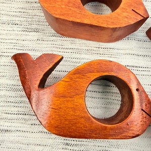 Anillos para Servilletas de Madera Tallados a Mano con Forma de Ballena |   Decoración Náutica para Mesa, Porta Servilletas con Temática Oceánica para Cenas - Product Image 3