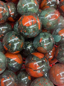 Sphère de cristal sculptée en pierre de sang africaine naturelle, pierre de guérison pour la décoration intérieure Feng Shui et l'amour - Product Image 3