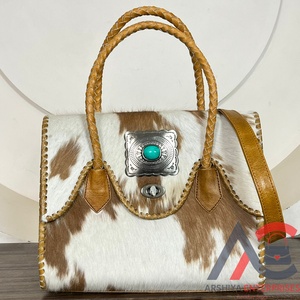 Sac fourre-tout de luxe pour femme en cuir de vachette véritable, orné de conchos turquoise, pour usage quotidien, porté épaule ou croisé. - Product Image 1
