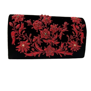 Pochette artisanale pour femme brodée de fils de zari et détails perlés à la main pour un look de soirée royal d'Inde - Product Image 1