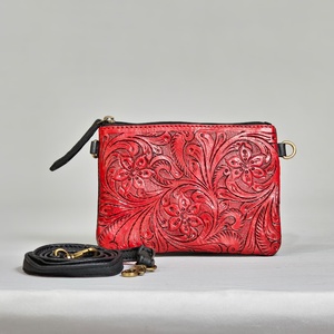 Bolso bandolera de cuero genuino rojo con diseño floral repujado, estilo bohemio, correa única y cierre de cremallera para uso diario. - Product Image 1