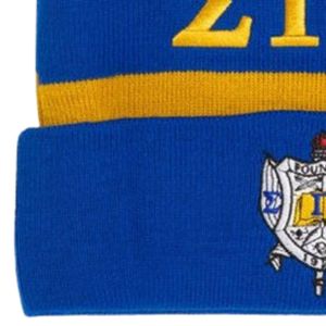 หมวกบีนนี่ SGRHO แบบกำหนดเอง ปักตราสัญลักษณ์ Sigma Gamma Rho สีน้ำเงินทอง สำหรับชมรมพี่น้องชาวกรีก พร้อมพู่ห้อย ถักไหมพรม สำหรับฤดูหนาว อุ่นสบาย มีขอบพับ - Product Image 3