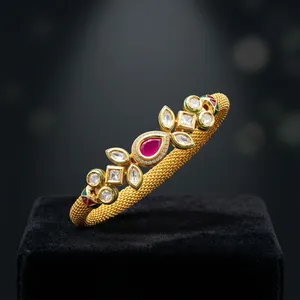 En gros, Charme Bhargavi en alliage laiton et cuivre, serti de diamants taille ovale et motif floral, fait main pour femme, style indien nuptial et de mariage - Product Image 1