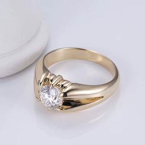 Anillo de Compromiso de Diamantes de Corte Brillante Redondo en Oro Amarillo para Mujer, Estilo Clásico - Product Image 1