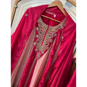 Bel ensemble haut-bas et dupatta pour femmes avec broderie multi-aiguilles pour les fêtes - Product Image 2