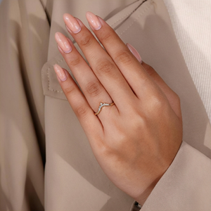 Anillo de Boda Curvo con Diamantes, Oro de 14K, Engaste de Garras, Anillo Apilable Chevron, Banda Nupcial Minimalista Unisex - Product Image 5
