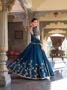 Lehenga en soie Rangoli de créateur avec broderie Zari et sequins, comprenant une blouse brodée en soie Rangoli et un dupatta brodé ajouré. - Product Image 5