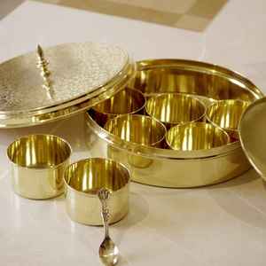 Caja de Especias de Metal Dorado, Regalo, Masala Dabba de 9 Compartimentos con Tapa Martillada, Moderna, Ligera, Ecológica, de Grado Alimenticio - Product Image 3