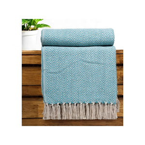 Jeté de lit et de canapé léger en mélange de bambou à texture lisse pour maisons d'été et chalets de vacances, idéal pour les acheteurs recherchant un matériau doux et facile d'entretien - Product Image 1