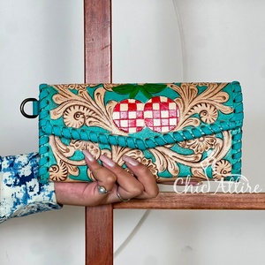 Portefeuille long de luxe en cuir véritable turquoise, gravé à la main, élégant, à motif floral et carreaux cerise, avec dragonne, pochette RFID pour femme - Product Image 1
