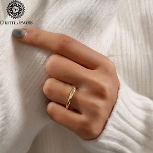 แหวนแต่งงาน Charm_Jewells สีเหลืองทอง ประดับโมอิสซาไนต์ ลายดาว ดีไซน์มินิมอล แบบฝังเพชร สำหรับทุกเพศ ใส่ได้ทุกวัน - Product Image 2