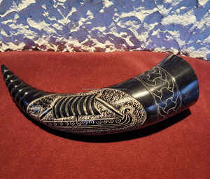 Corne à boire en buffle véritable sculptée à la main, inspirée de la culture nordique médiévale viking, Valhalla, avec support et porte-corne en cuir - Product Image 6