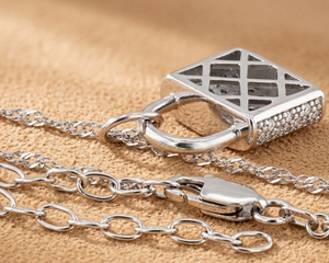 Collar Minimalista de Lujo con Colgante de Moissanita con Diseño de Candado Único, Certificado, en Plata de Ley con Baño de Oro Blanco de 14K, Ajustable - Product Image 2