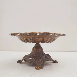 Cuenco decorativo estilo real de metal dorado, perfecto para uso diario, exhibición de frutas en la mesa y para cestas de regalo. Hecho a mano en India. - Product Image 1