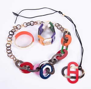 Collier artisanal en résine perlée, turquoise, forme irrégulière, bijou tendance, accessoire de mode - Product Image 4