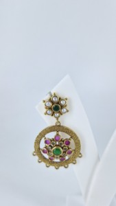 Pendientes de Aro Chapados en Oro Estilo Jaipur Heritage con Esmeraldas Verdes, Rubíes Rojos y Perlas Colgantes para Mujer - Product Image 2