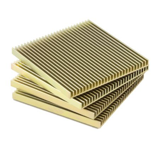 Ensemble de sous-verres carrés en laiton côtelé avec design de dissipateur de chaleur vertical, disponible à prix de gros. - Product Image 1