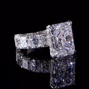 Anillo de Compromiso con Moissanita Corte Princesa, Plata 925 con Baño de Rodio, Engaste Pavé, Diseño Corona, Joyería Unisex Estilo Hip Hop - Product Image 1